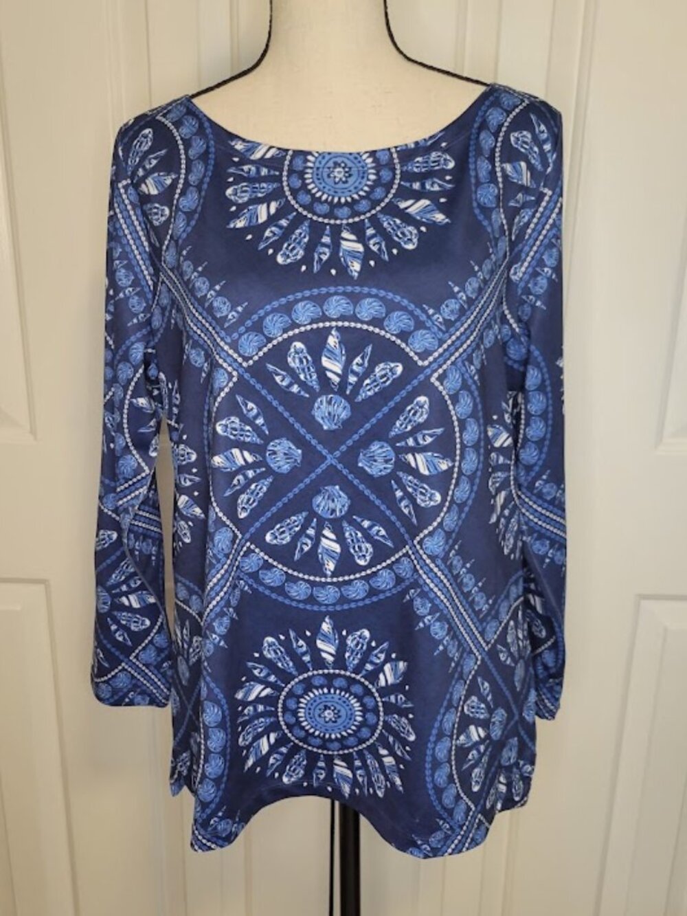 NWT Vineyard Vines Blue Seashell Medallion Print Top Size L